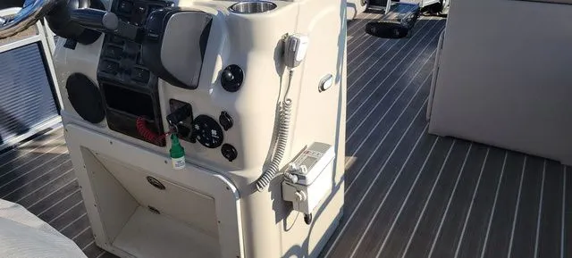 Slide: The Image of Apex Marine 824 Pro Troll Deluxe 2018 - 16