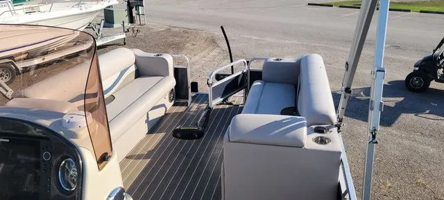 Slide: The Image of Apex Marine 824 Pro Troll Deluxe 2018 - 17