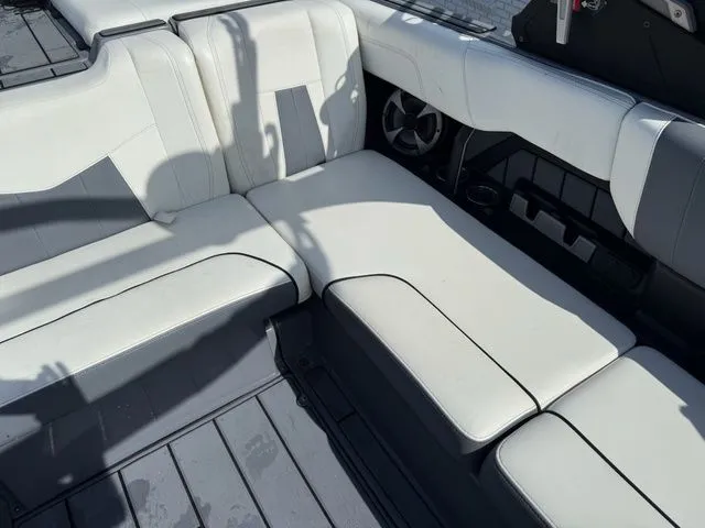 Slide: The Image of Malibu Wakesetter 23 MXZ 2021 - 12