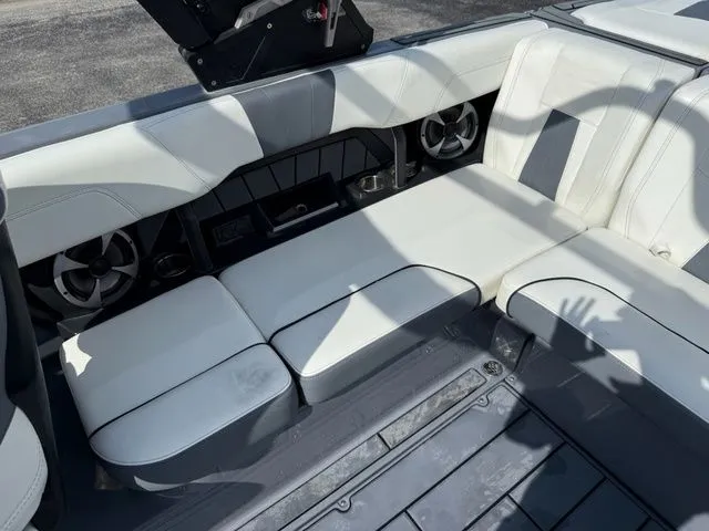 Slide: The Image of Malibu Wakesetter 23 MXZ 2021 - 14