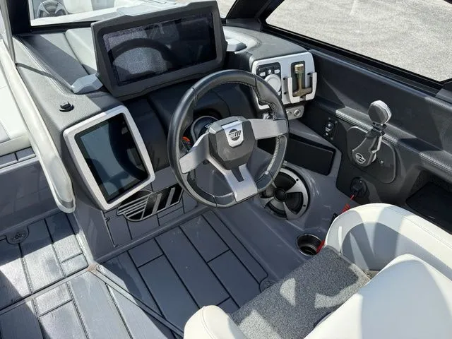 Slide: The Image of Malibu Wakesetter 23 MXZ 2021 - 9