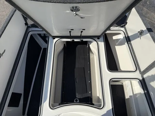 Slide: The Image of Ranger Z520L 2021 - 15