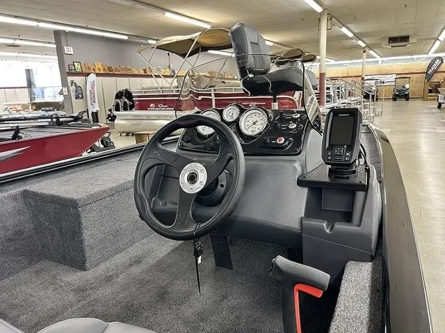 Slide: The Image of Tracker Pro 170 2026 - 4