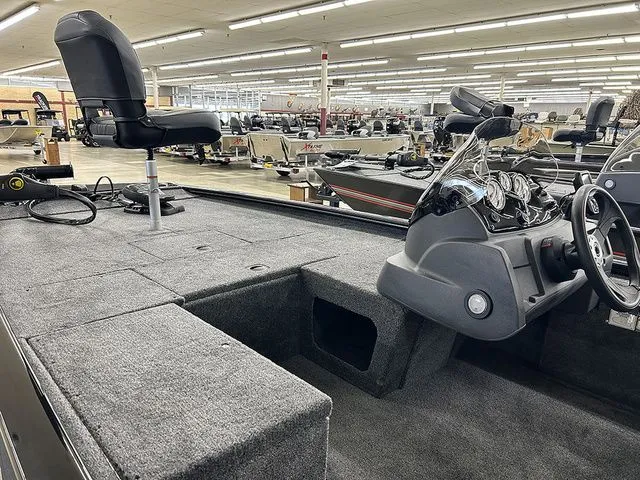 Slide: The Image of Tracker Pro 170 2026 - 6