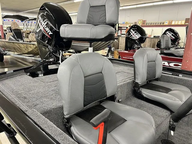 Slide: The Image of Tracker Pro 170 2026 - 7