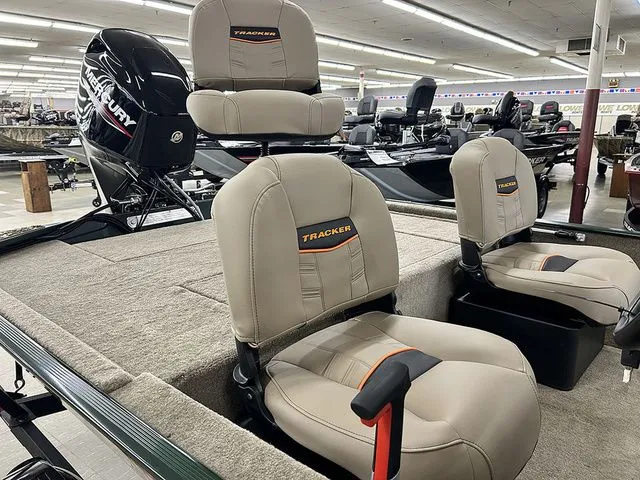 Slide: The Image of Tracker Bass Tracker Classic Limited 2026 - 6