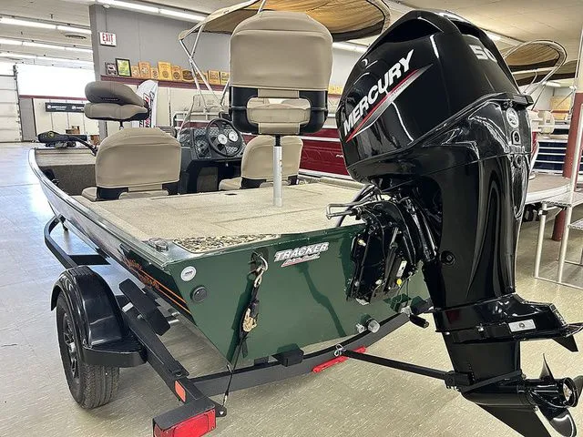 Slide: The Image of Tracker Bass Tracker Classic Limited 2026 - 8