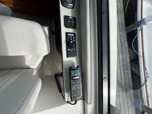 Slide: The Image of Sea Ray Sundancer 370 Outboard 2024 - 10