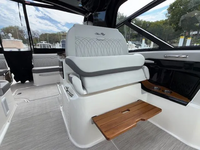 Slide: The Image of Sea Ray Sundancer 370 Outboard 2024 - 14