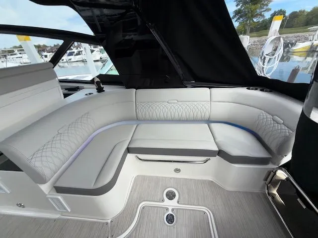 Slide: The Image of Sea Ray Sundancer 370 Outboard 2024 - 18