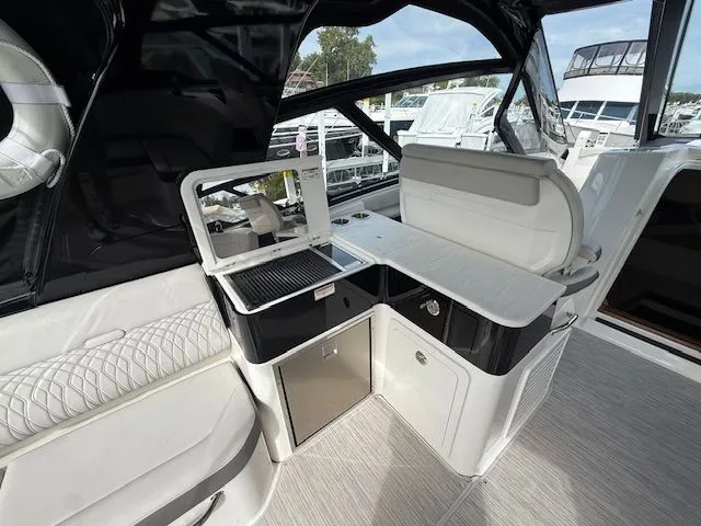 Slide: The Image of Sea Ray Sundancer 370 Outboard 2024 - 19