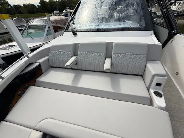 Slide: The Image of Sea Ray Sundancer 370 Outboard 2024 - 22