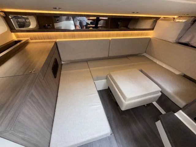 Slide: The Image of Sea Ray Sundancer 370 Outboard 2024 - 31