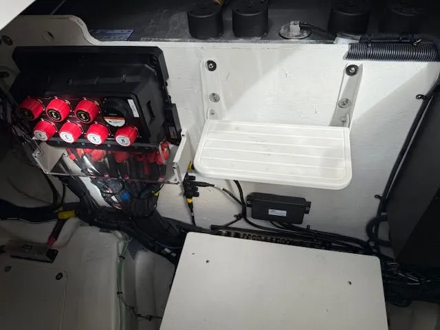 Slide: The Image of Sea Ray Sundancer 370 Outboard 2024 - 35