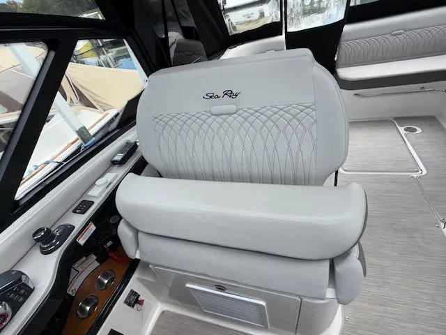 Slide: The Image of Sea Ray Sundancer 370 Outboard 2024 - 6