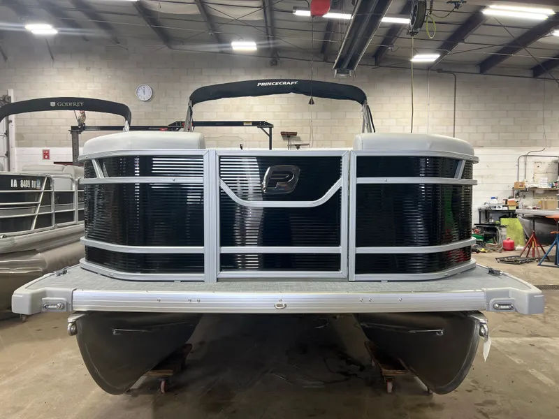 Slide: The Image of Princecraft Vectra 21 RL 2026 - 24