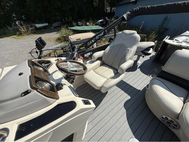 Slide: The Image of Manitou 22 Encore Pro Angler VP 2017 - 13