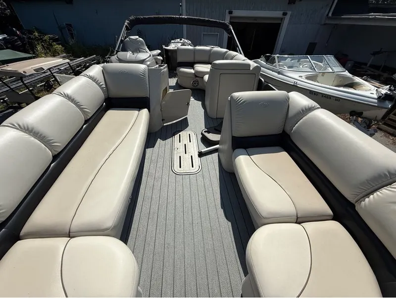 Slide: The Image of Manitou 22 Encore Pro Angler VP 2017 - 16