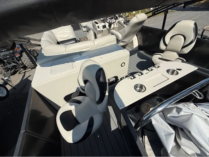 Slide: The Image of Manitou 22 Encore Pro Angler VP 2017 - 17