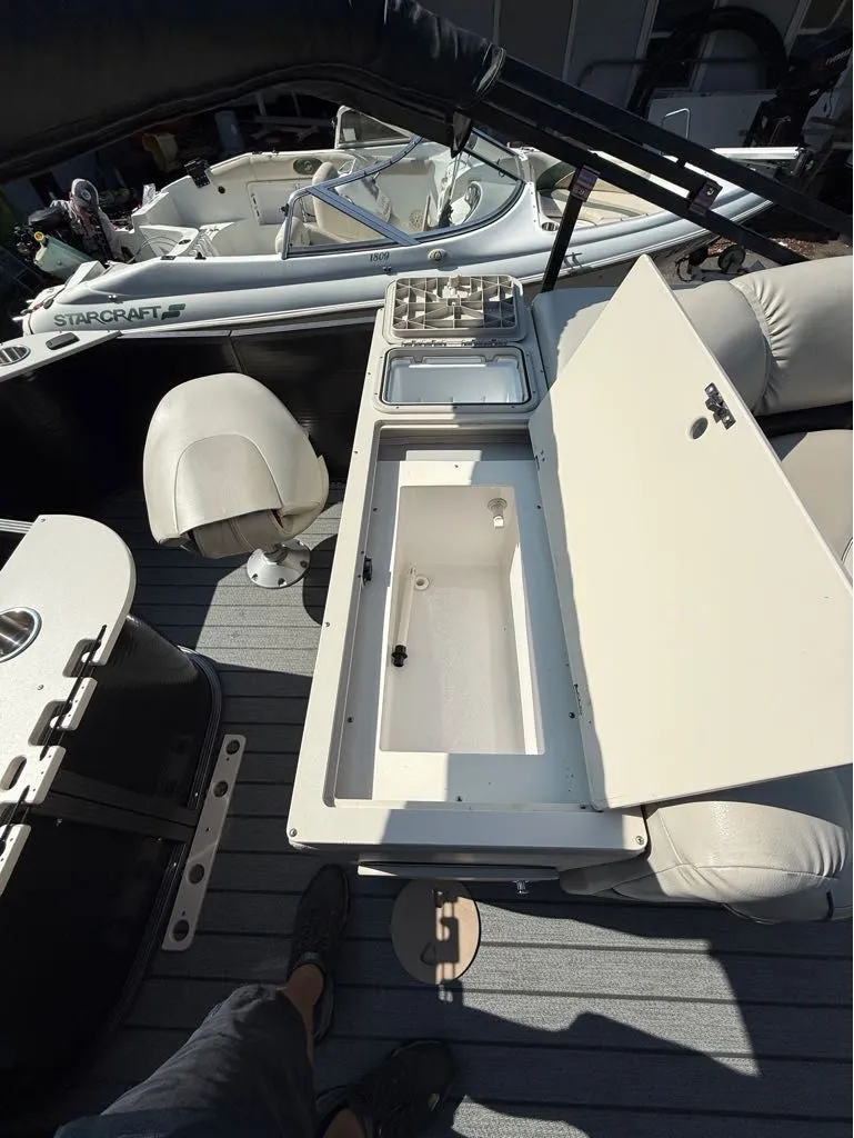 Slide: The Image of Manitou 22 Encore Pro Angler VP 2017 - 4