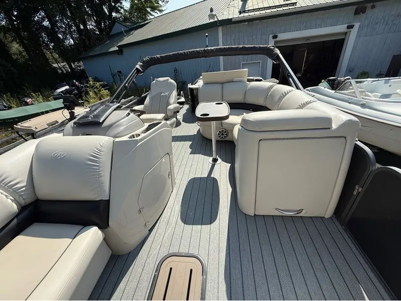 Slide: The Image of Manitou 22 Encore Pro Angler VP 2017 - 6