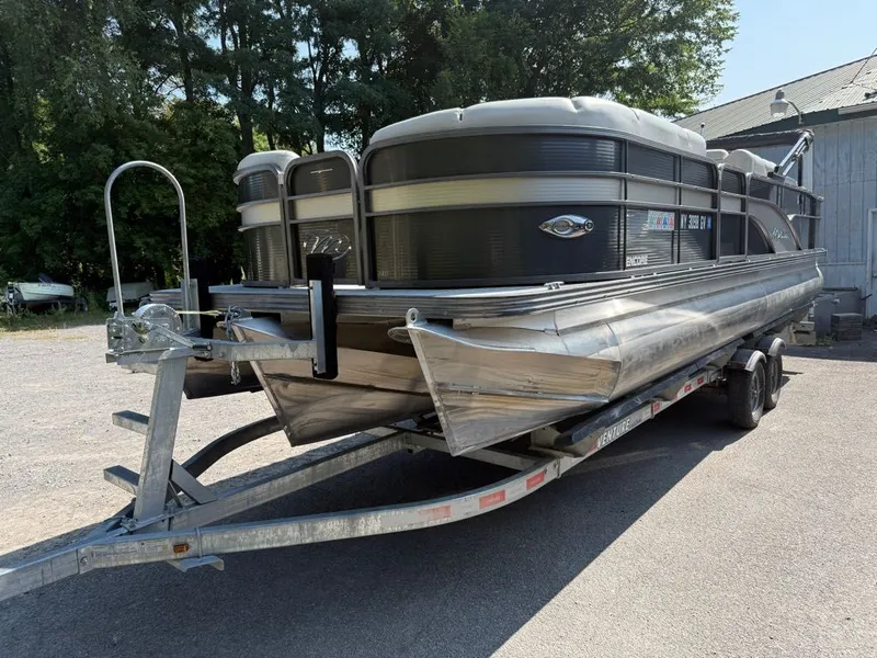 Slide: The Image of Manitou 22 Encore Pro Angler VP 2017 - 8