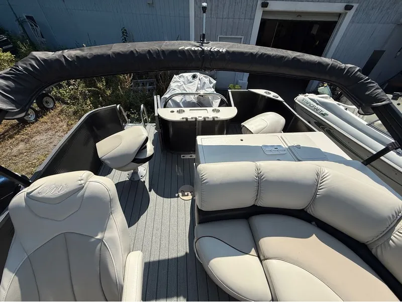 Slide: The Image of Manitou 22 Encore Pro Angler VP 2017 - 9