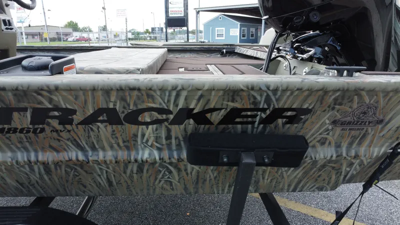 Slide: The Image of Tracker Grizzly 1860 CC 2026 - 10