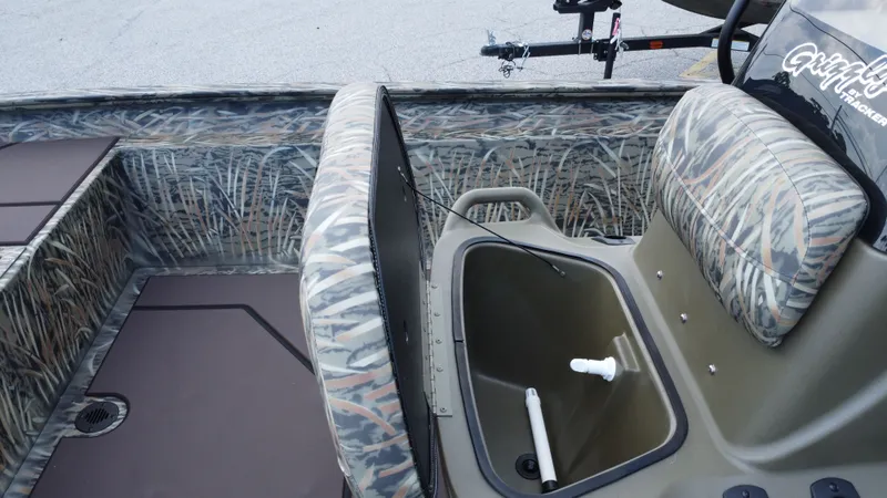 Slide: The Image of Tracker Grizzly 1860 CC 2026 - 12