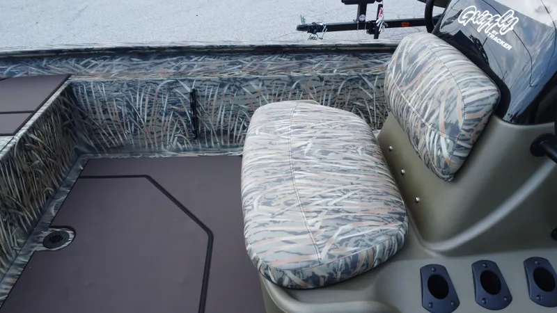 Slide: The Image of Tracker Grizzly 1860 CC 2026 - 13