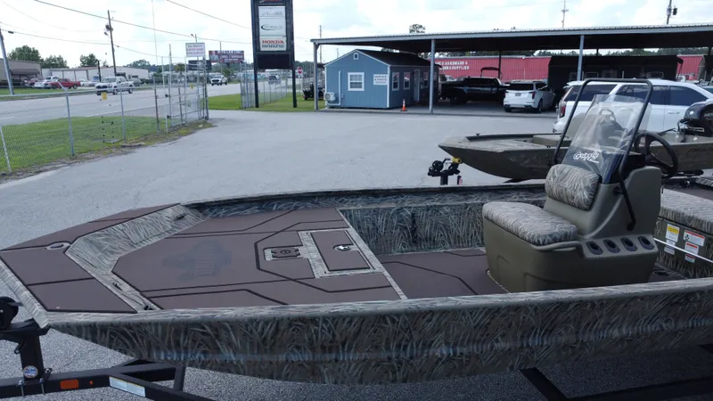 Slide: The Image of Tracker Grizzly 1860 CC 2026 - 23