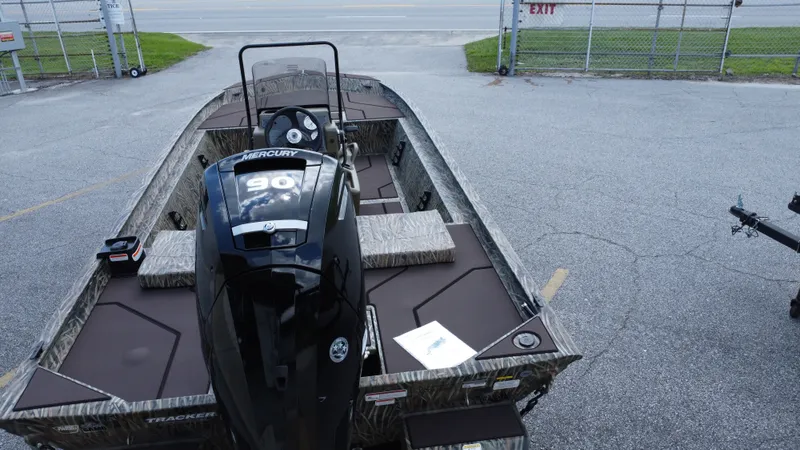 Slide: The Image of Tracker Grizzly 1860 CC 2026 - 25