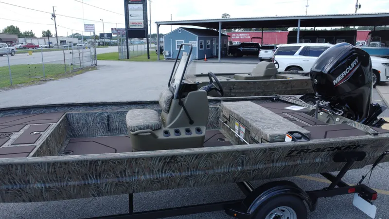 Slide: The Image of Tracker Grizzly 1860 CC 2026 - 3