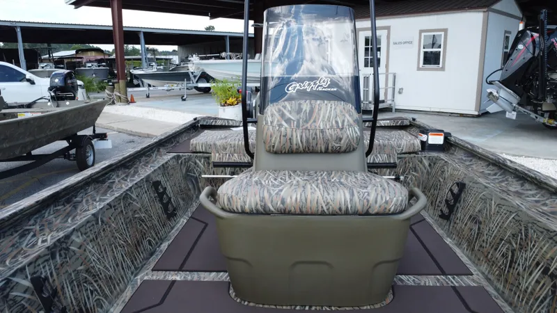 Slide: The Image of Tracker Grizzly 1860 CC 2026 - 30