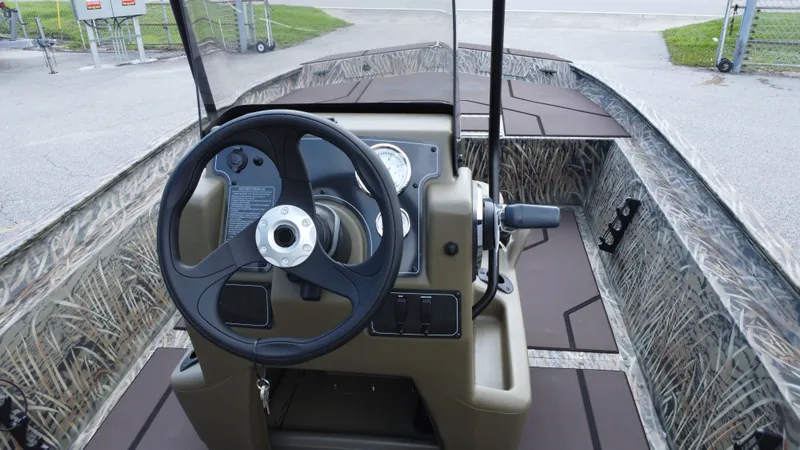 Slide: The Image of Tracker Grizzly 1860 CC 2026 - 31