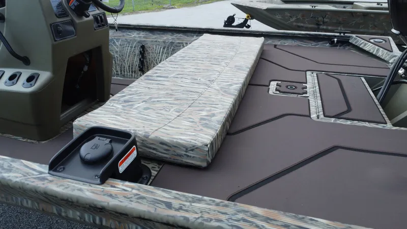 Slide: The Image of Tracker Grizzly 1860 CC 2026 - 33