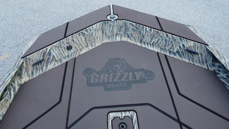 Slide: The Image of Tracker Grizzly 1860 CC 2026 - 36