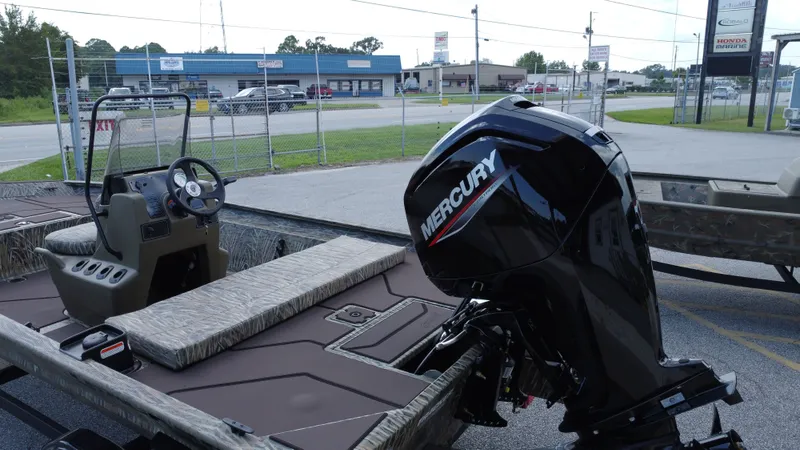 Slide: The Image of Tracker Grizzly 1860 CC 2026 - 4