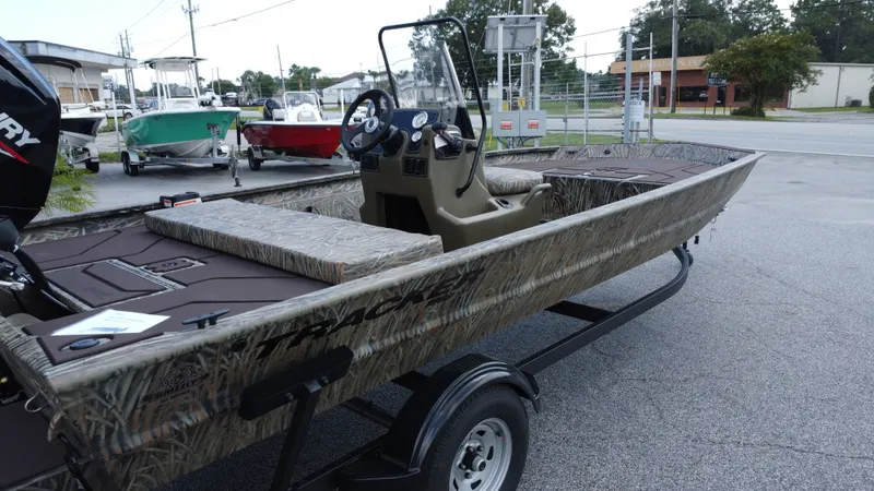 Slide: The Image of Tracker Grizzly 1860 CC 2026 - 6