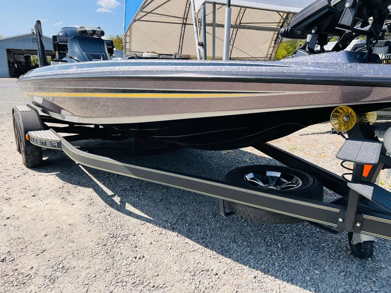 Slide: The Image of Skeeter ZX225 2019 - 14