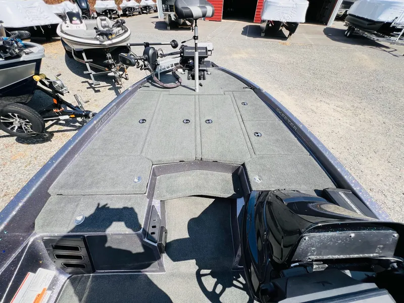 Slide: The Image of Skeeter ZX225 2019 - 19