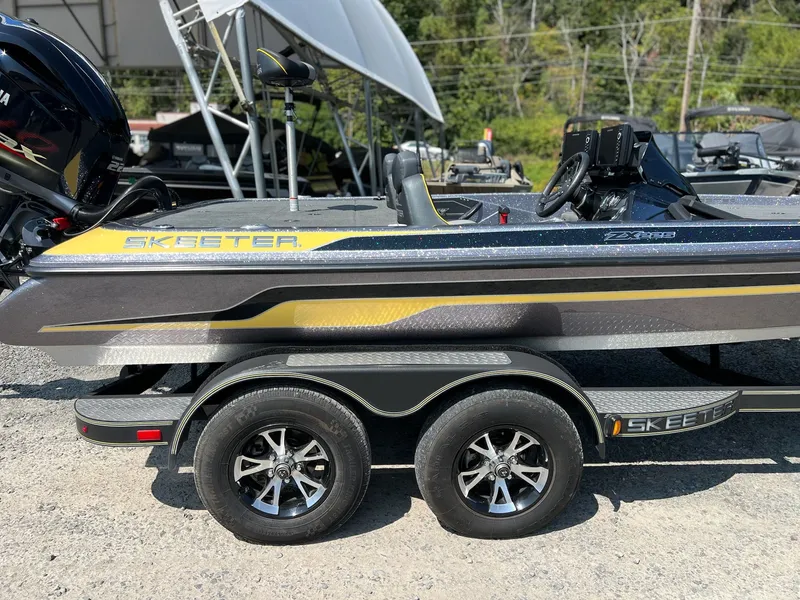 Slide: The Image of Skeeter ZX225 2019 - 25