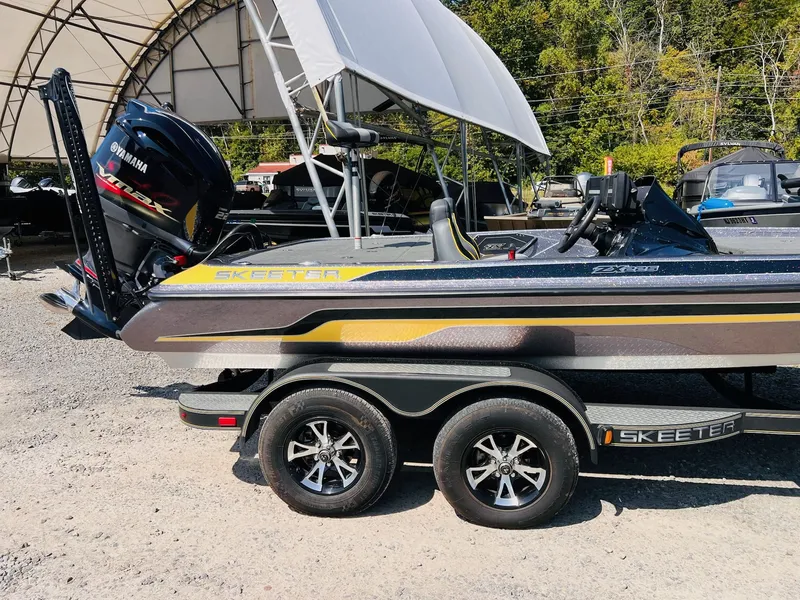 Slide: The Image of Skeeter ZX225 2019 - 6