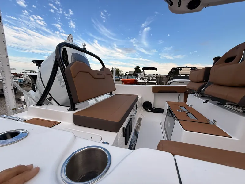 Slide: The Image of Sea Pro 245FLX Sandbar 2025 - 11