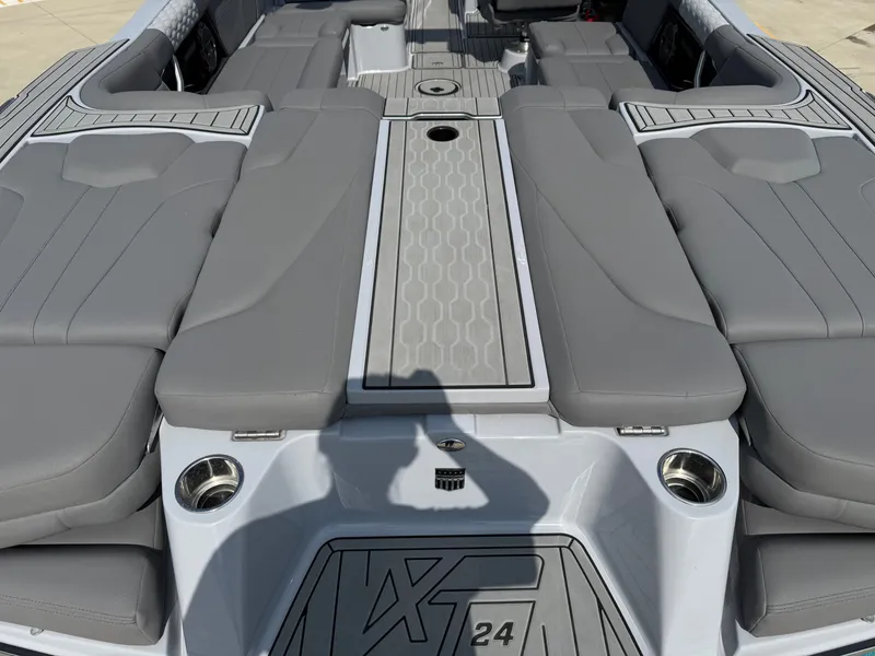 Slide: The Image of MasterCraft XT24 2022 - 10