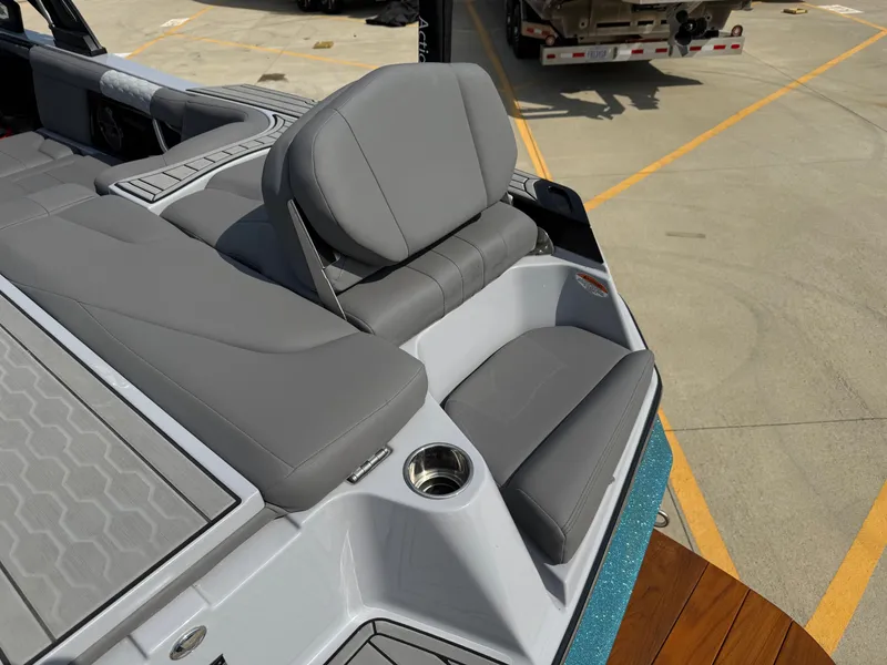 Slide: The Image of MasterCraft XT24 2022 - 11