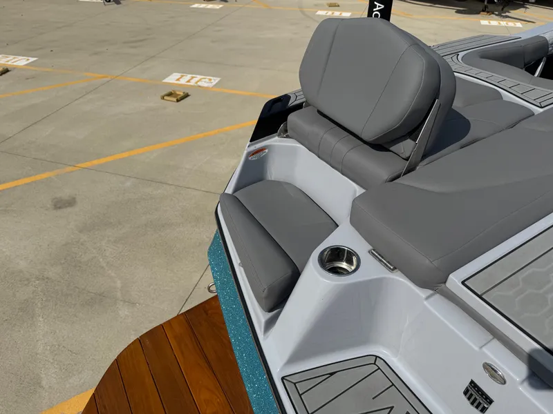 Slide: The Image of MasterCraft XT24 2022 - 12