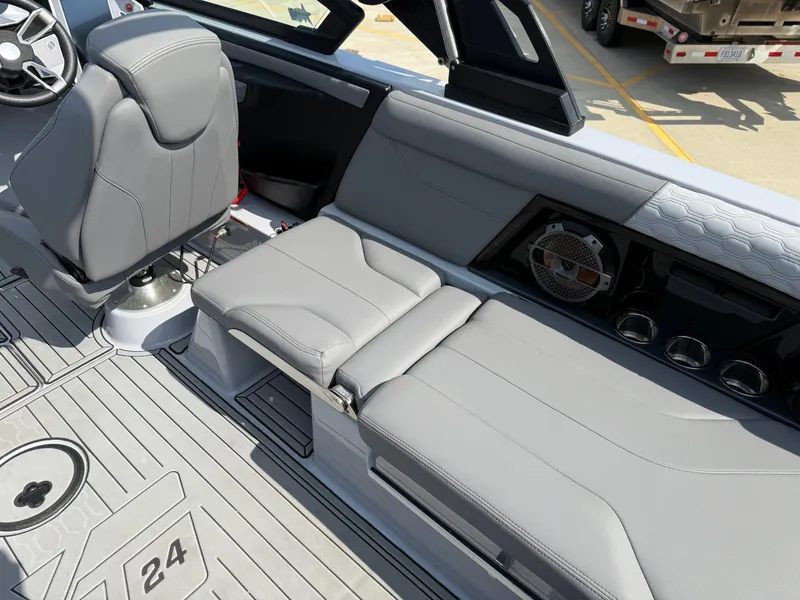 Slide: The Image of MasterCraft XT24 2022 - 14