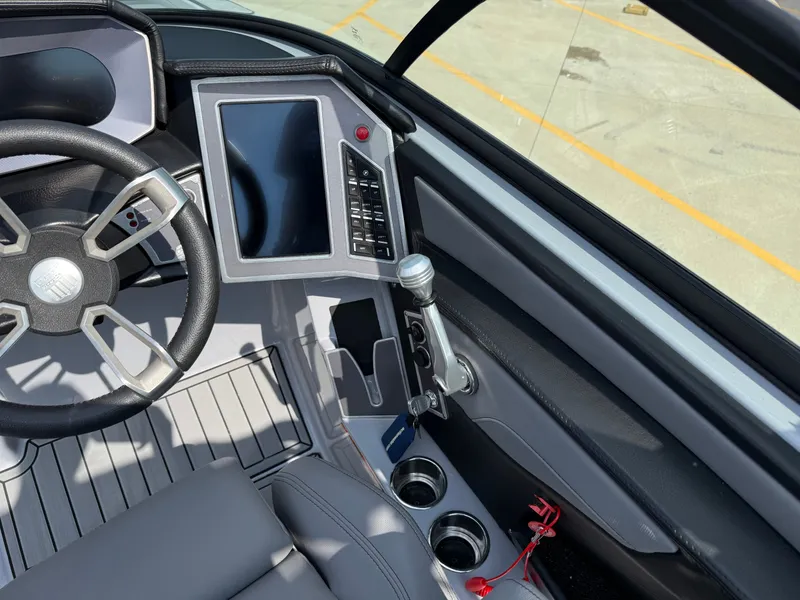 Slide: The Image of MasterCraft XT24 2022 - 18