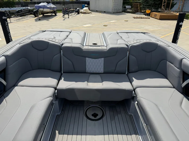 Slide: The Image of MasterCraft XT24 2022 - 22